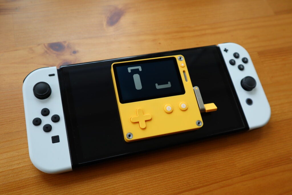 Das Playdate saß auf dem Nintendo Switch OLED