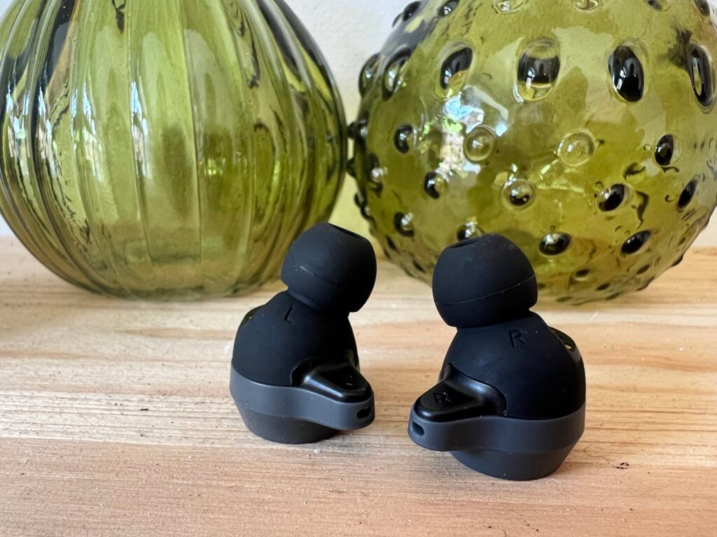 Ein Paar Roam NC-Ohrhörer auf einem Schreibtisch 
