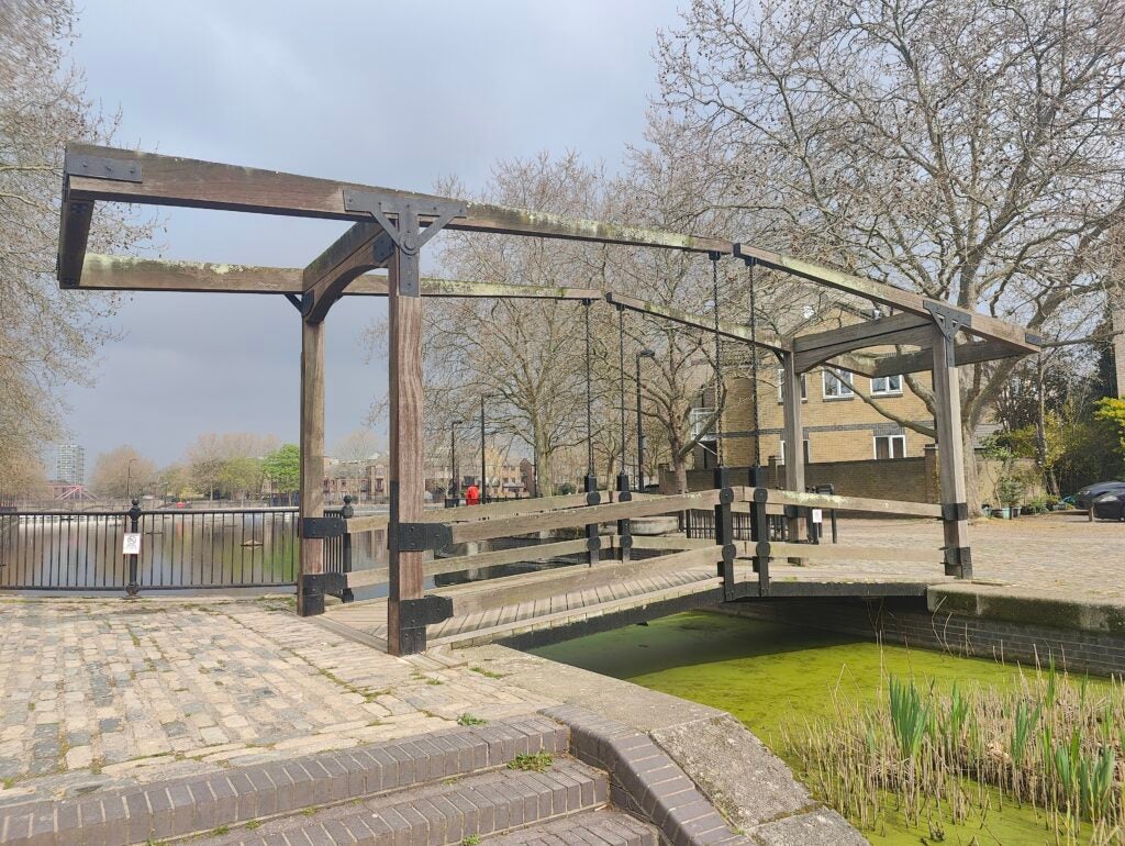 OnePlus 10 Pro Hauptkamerabild der Brücke am Kanal