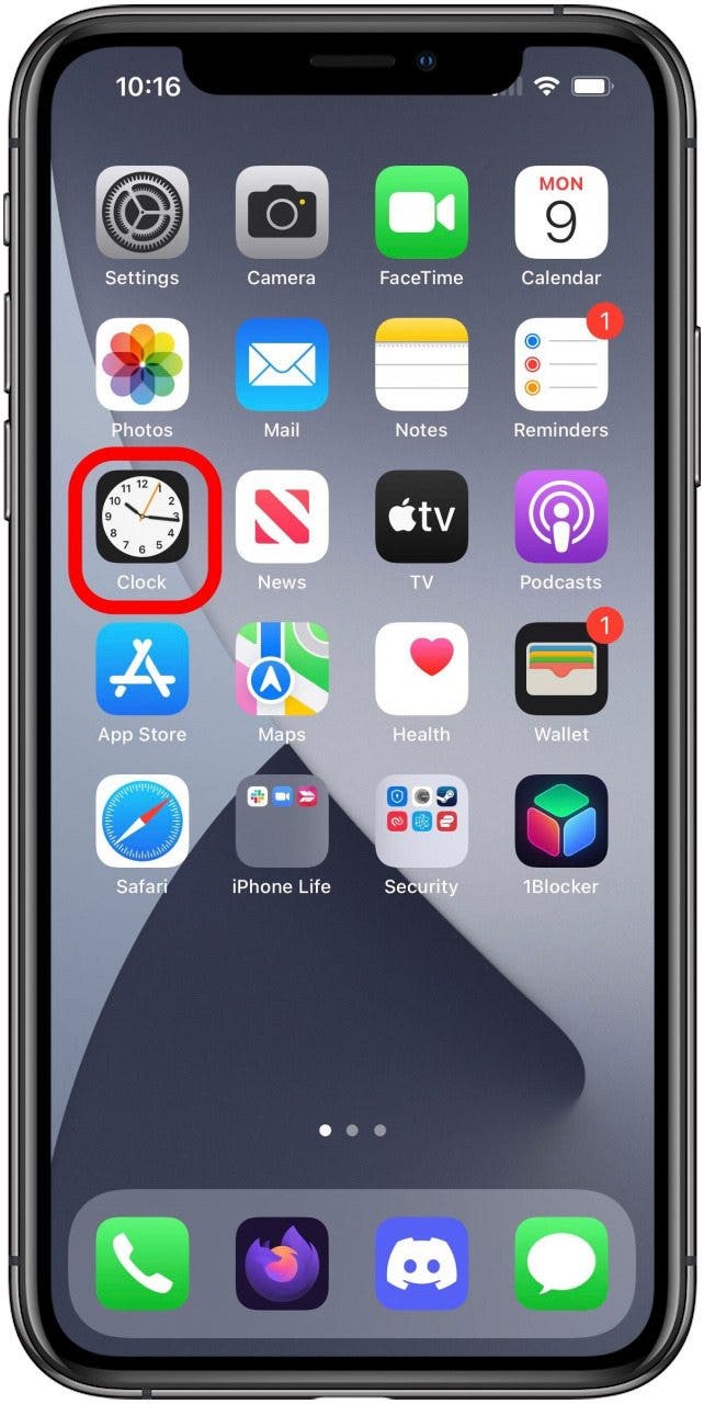 Startbildschirm mit markiertem Uhr-App-Symbol.