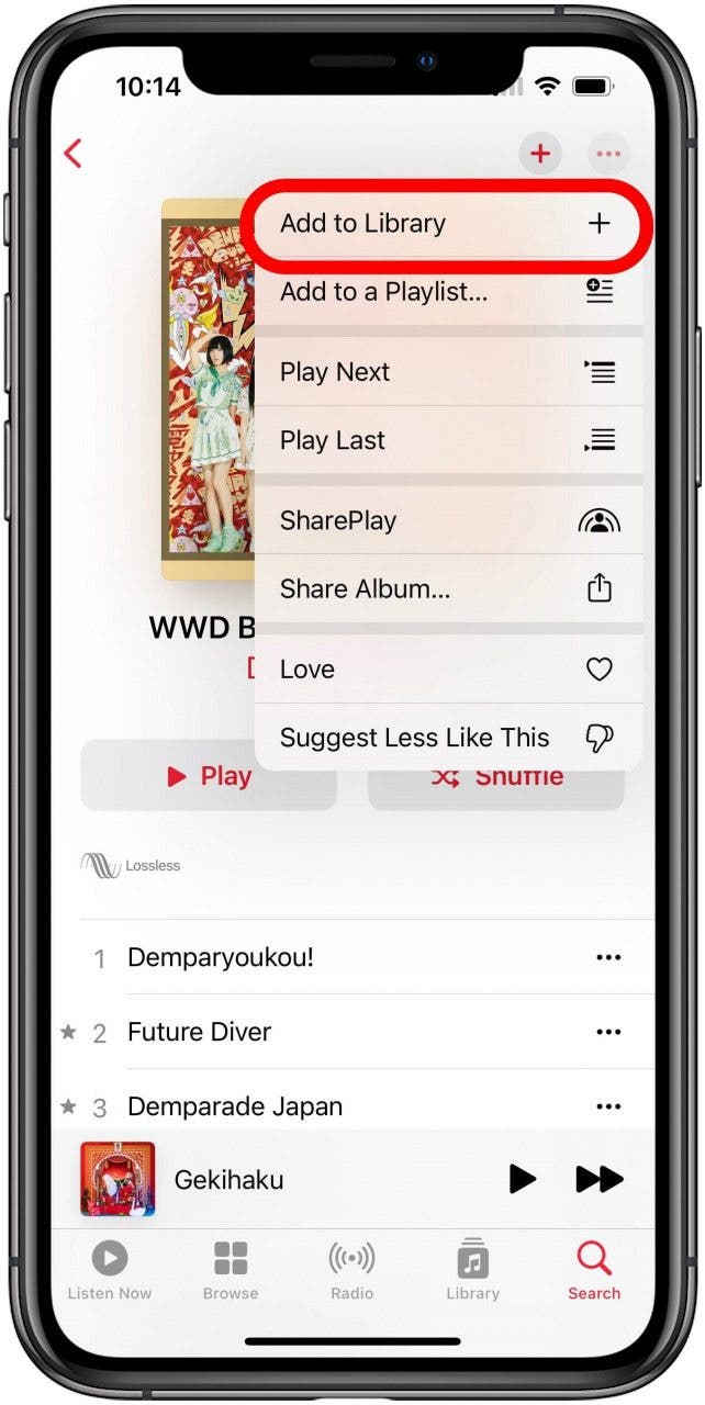 Apple Music-App mit dem Dreipunkt-Schaltflächenmenü für ein geöffnetes und markiertes Album Zur Bibliothek hinzufügen.