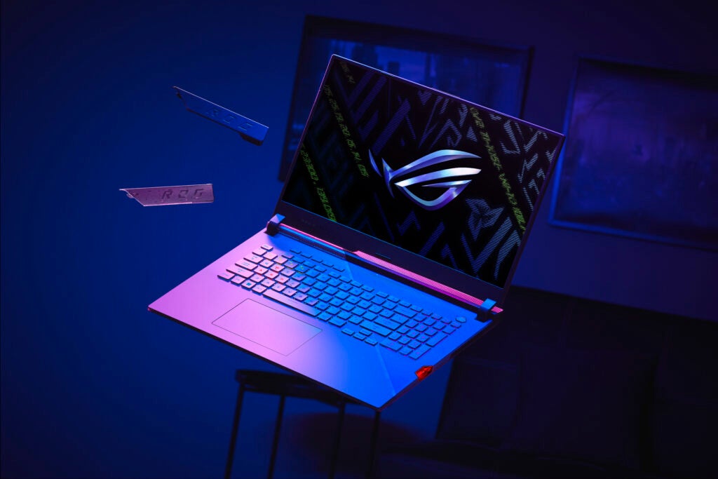 Der Bildschirm des Laptops ROG Strix Scar 17 in einem dunklen Raum