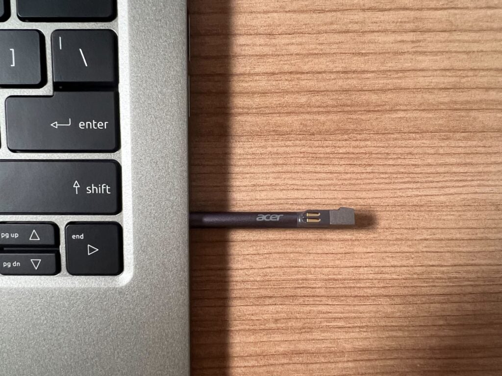 Der Stift halb aus dem Acer Spin 5 heraus