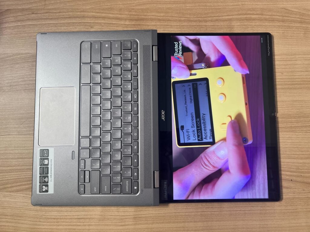 Das Acer Chromebook Spin 714 lag flach auf dem Tisch und spielte YouTube