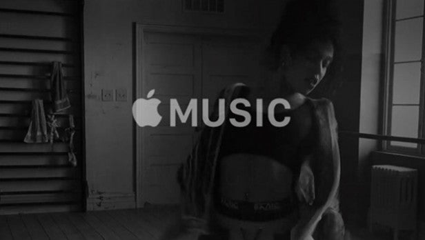 Apple Music-Logo in einem schwarzen Raum