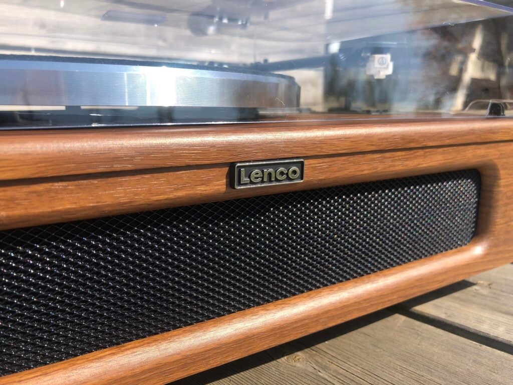 Lenco LS-410 in der Nähe des Lautsprechergitters