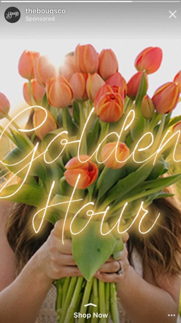 Frau mit Blumenstrauß in Instagram-Story mit entsprechender Größenbeschränkung für Instagram-Videos