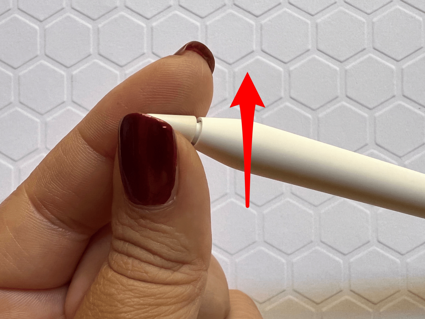 Drehen Sie die Spitze des Apple Pencil vorsichtig gegen den Uhrzeigersinn – der iPad-Stift funktioniert nicht