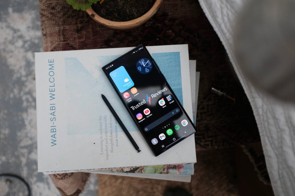 Samsung Galaxy S22 Ultra mit dem S Pen raus