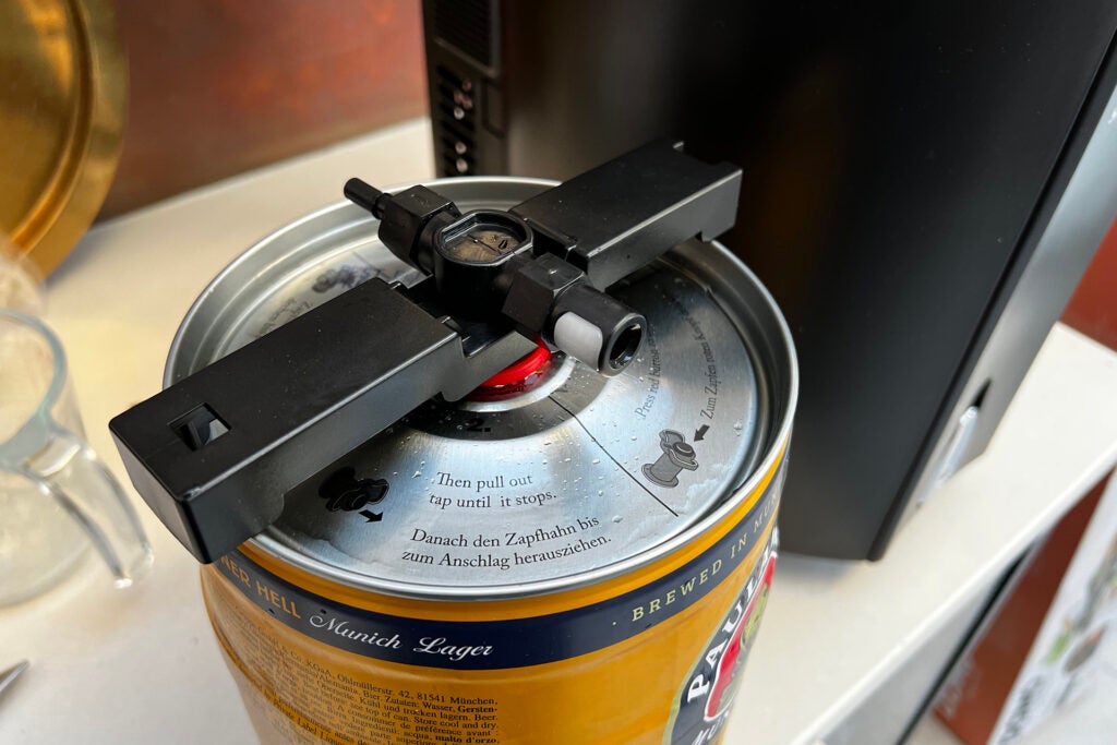 Salter Universal Chilled Draft Beer Dispenser-Fassadapter installiert