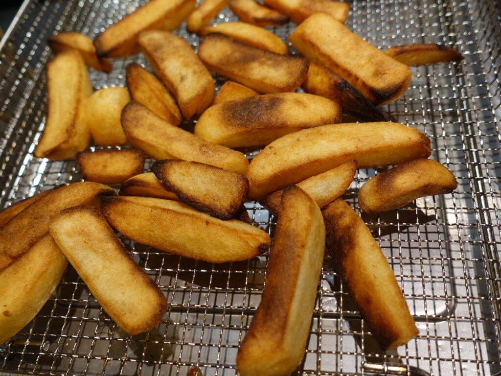 Gefrorene Chips, die im Cuisinart Air Fryer zubereitet werden