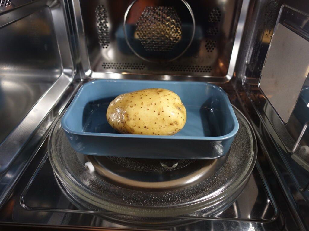 Kartoffel im Smeg MOE34CXIUK