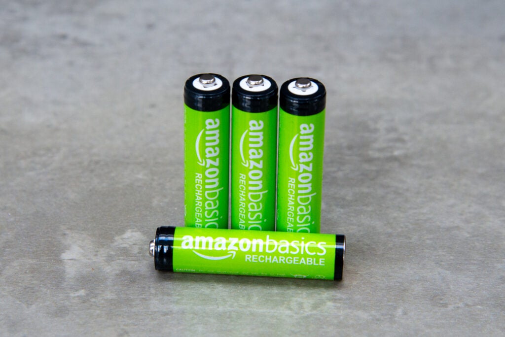 Amazon Basics Wiederaufladbare AAA 800mAh eine Batterie liegend