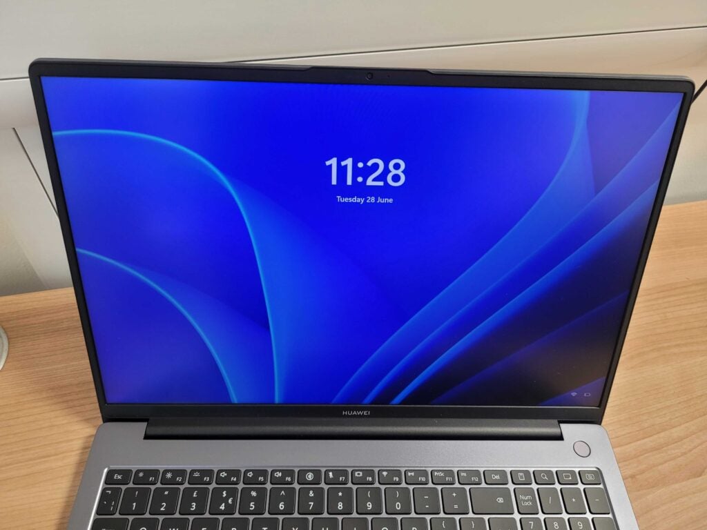 Der Bildschirm des Huawei MateBook D 16 zum Anfassen