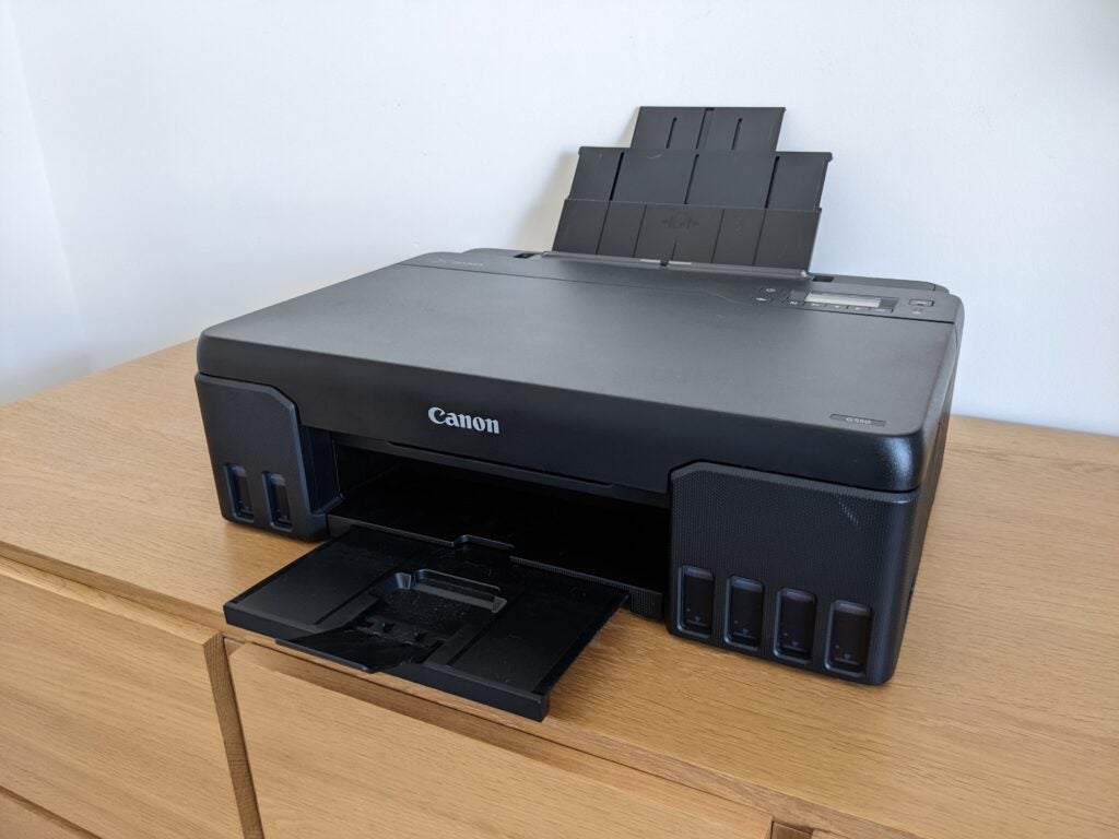 Der Canon PIXMA G550 auf einem Schreibtisch
