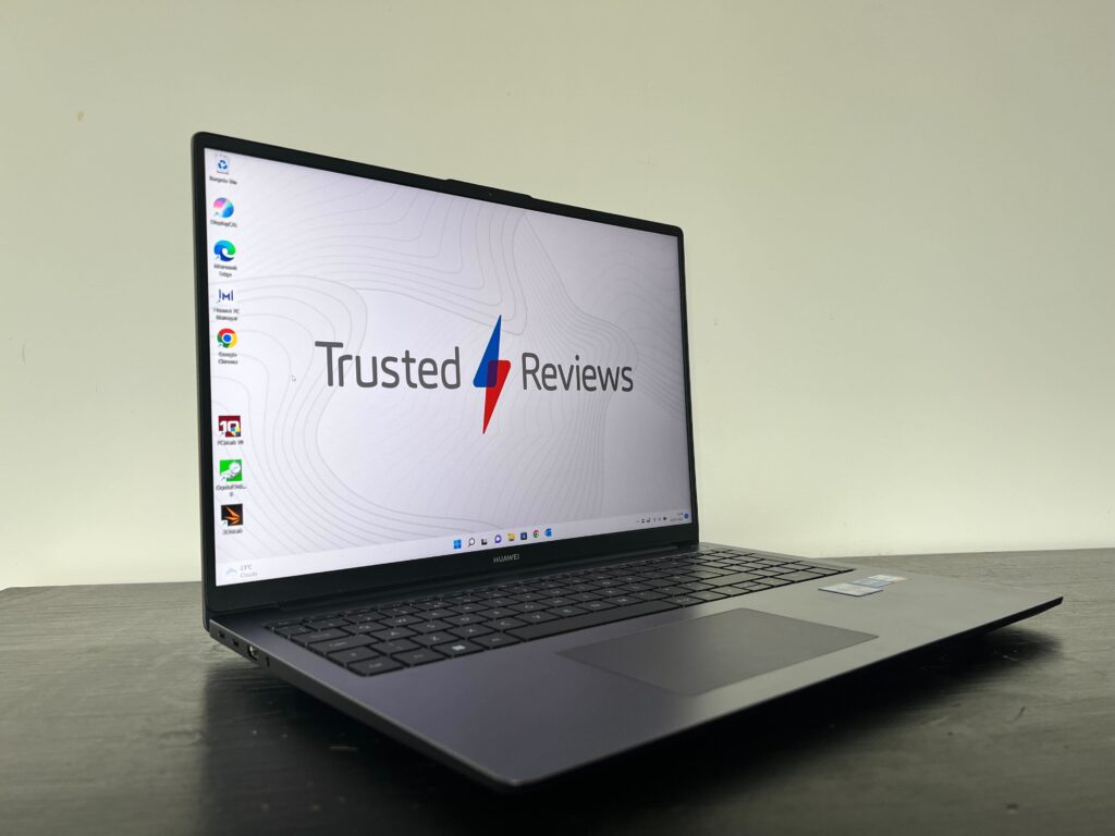 Das Huawei MateBook D 16 mit TR-Hintergrund