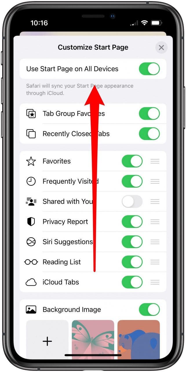 Safari-App mit geöffnetem Blatt „Startseite anpassen“ für eine Registerkartengruppe-Startseite und einer Markierung, die ein Wischen nach oben anzeigt.
