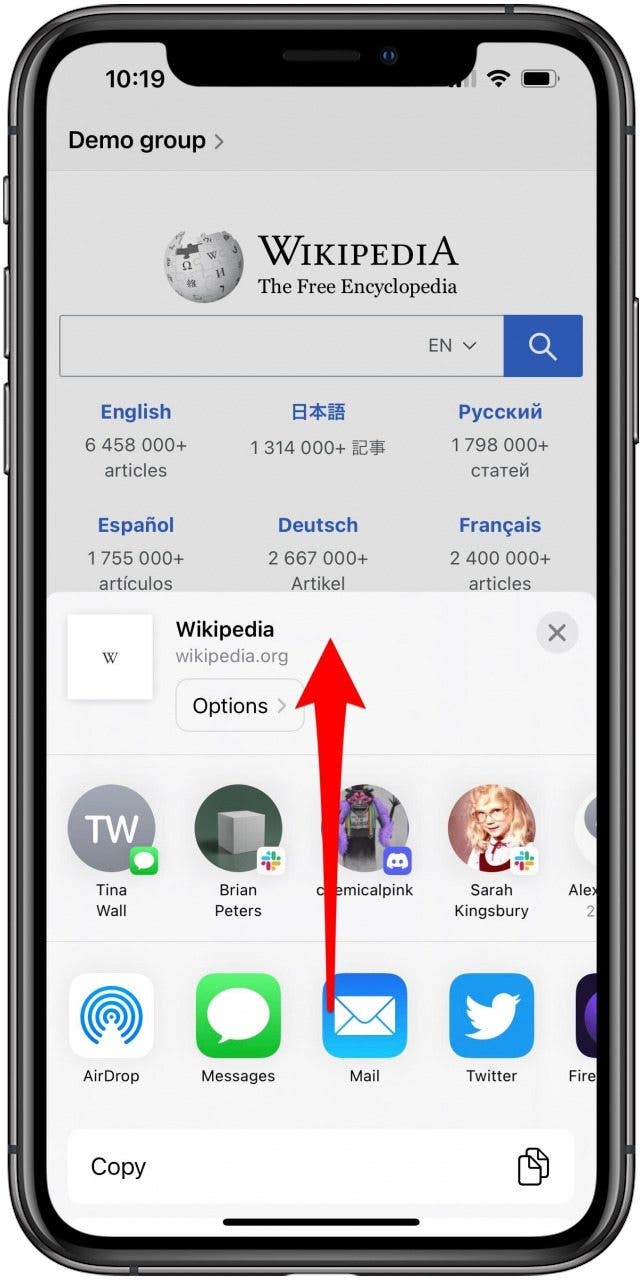 Safari-App mit geöffneter Registerkarte „Arbeitsblatt für eine Gruppe teilen“ und einer Markierung, die anzeigt, dass das Arbeitsblatt nach oben gewischt werden soll.