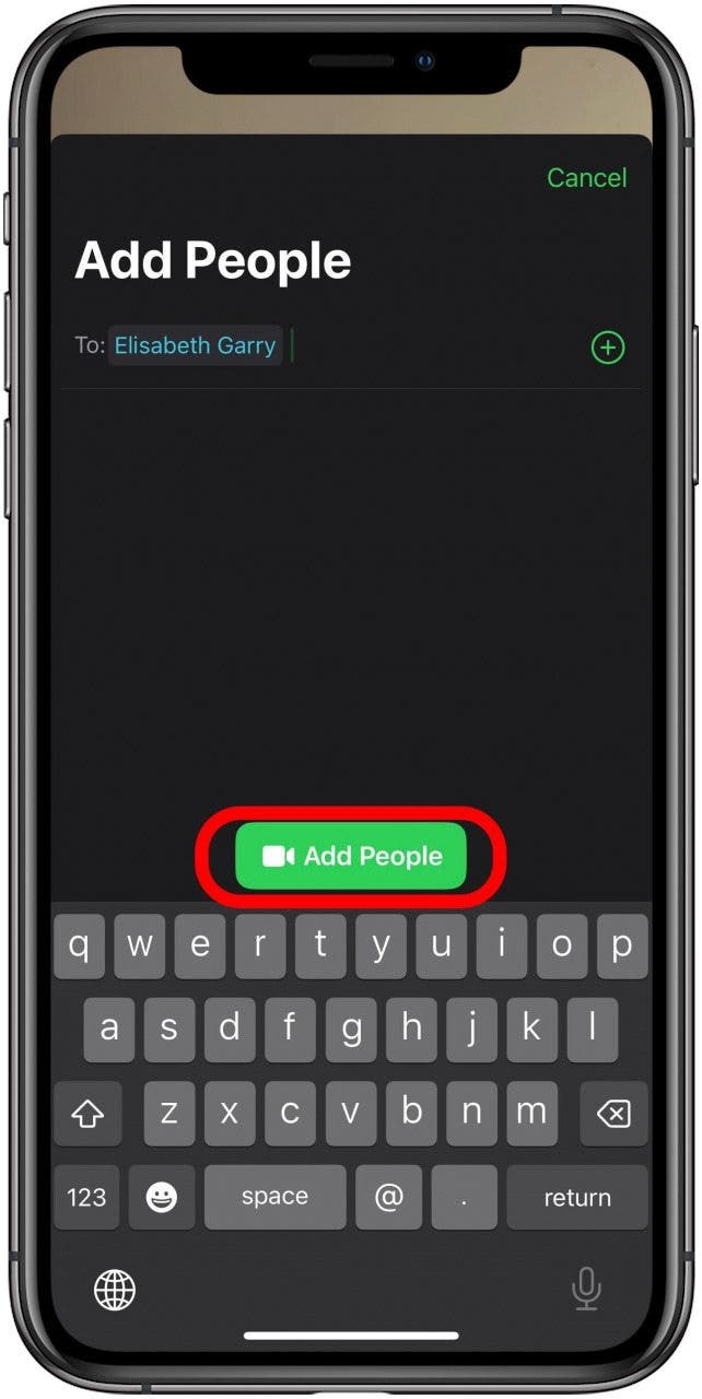 FaceTime auf dem Bildschirm „Personen hinzufügen“ für einen aktiven Anruf mit jemandem im Feld „An“ und die Schaltfläche „Personen hinzufügen“ ist markiert.