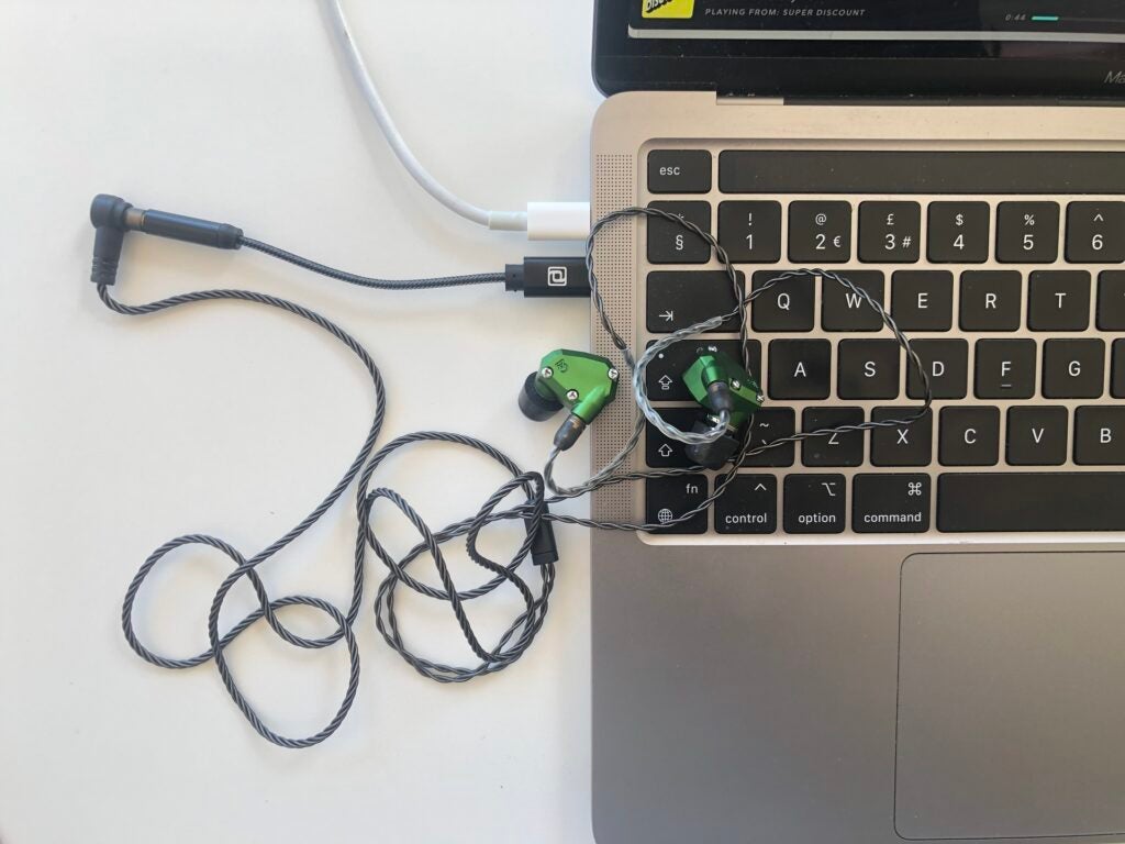 Periodisches Audio Rhodium mit Macbook verbunden