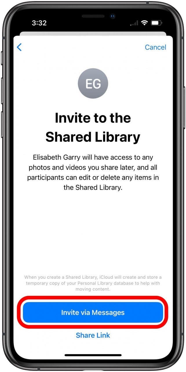Einrichtung der freigegebenen Fotobibliothek auf dem Bildschirm Zur freigegebenen Bibliothek einladen, wobei die Schaltfläche Über Nachrichten einladen markiert ist.