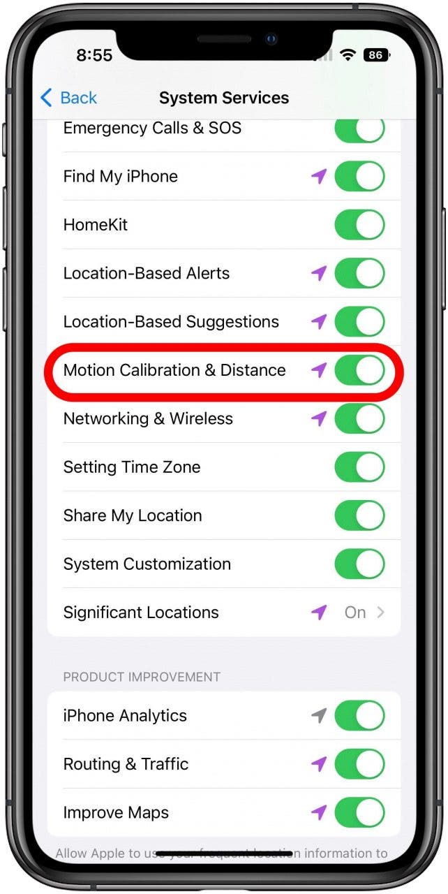 Bildschirm „Systemdienste“ für die Einstellungen der Ortungsdienste mit markiertem Umschalter „Bewegungskalibrierung und Entfernung“.