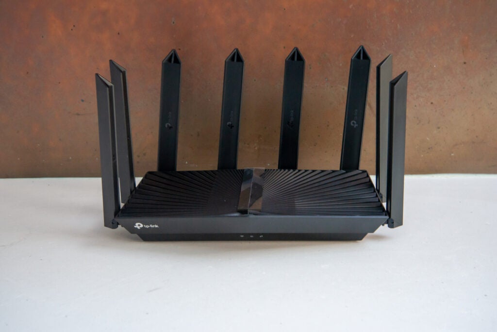 TP-Link Archer AX90 Held