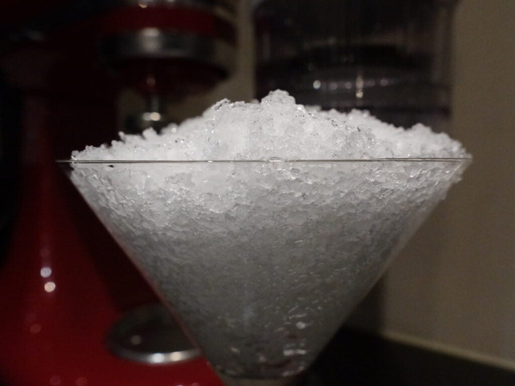 Ice Crushed mit der groben Klinge des KitchenAid Shave Ice-Aufsatzes