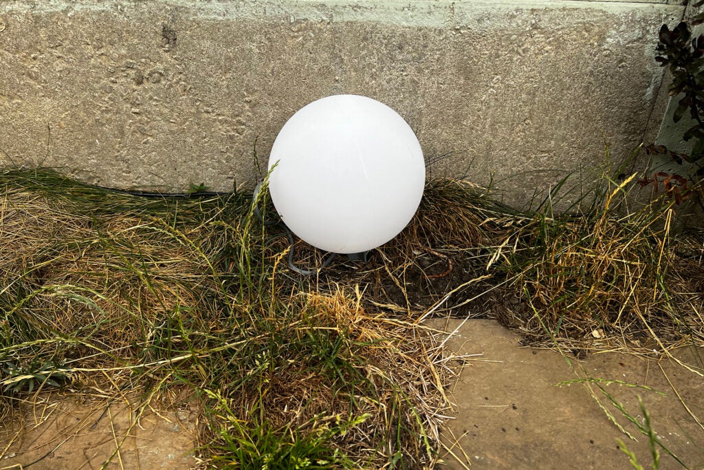 Innr Outdoor Smart Globe Lights im Boden