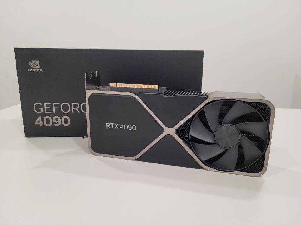 Nvidia GeForce RTX 4090 und seine Box dahinter
