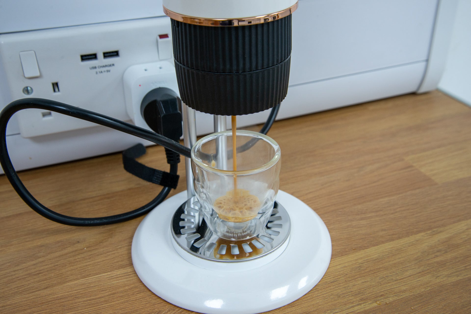 Cyetus Mini 4-in-1 Espresso-Kaffeemaschine mit Sofortheizung, die einen Schuss Nespresso ausgießt