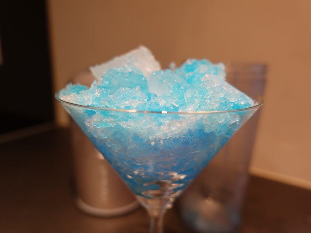 Cocktail aus gemischtem Eis aus dem kabellosen On-the-Go-Mixer von Cuisinart