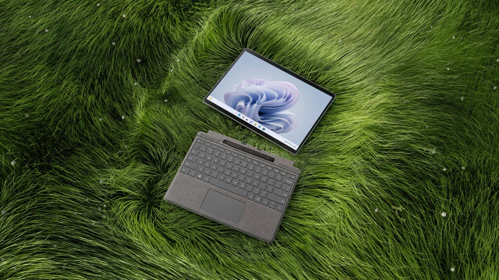 Das Surface Pro 9 in etwas Gras