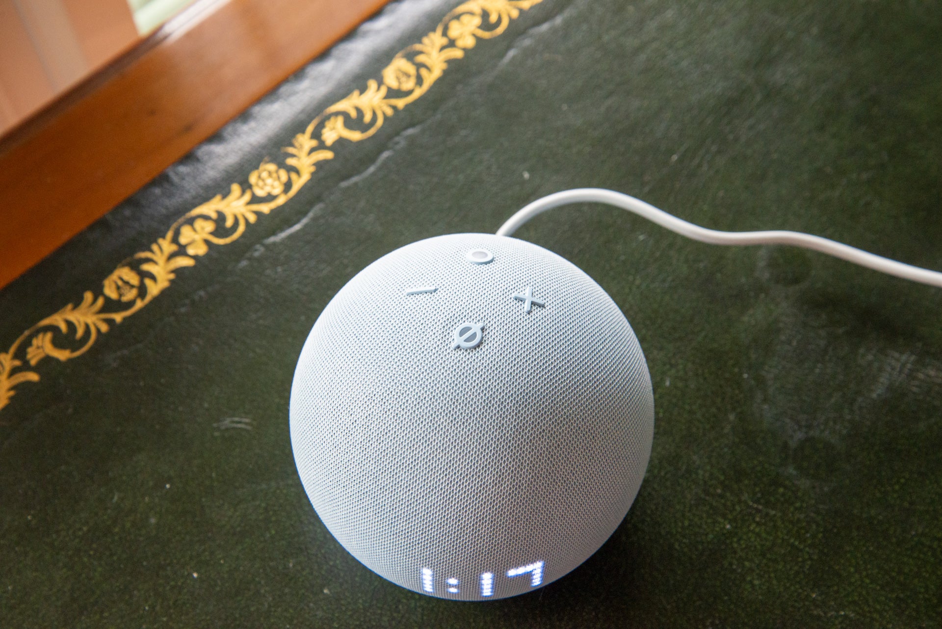 Amazon Echo Dot mit Uhrsteuerung (5. Generation).