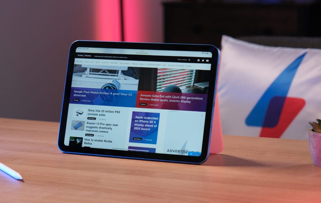 Apple iPad auf dem Schreibtisch, auf dem die Tech-News-Website angezeigt wird.