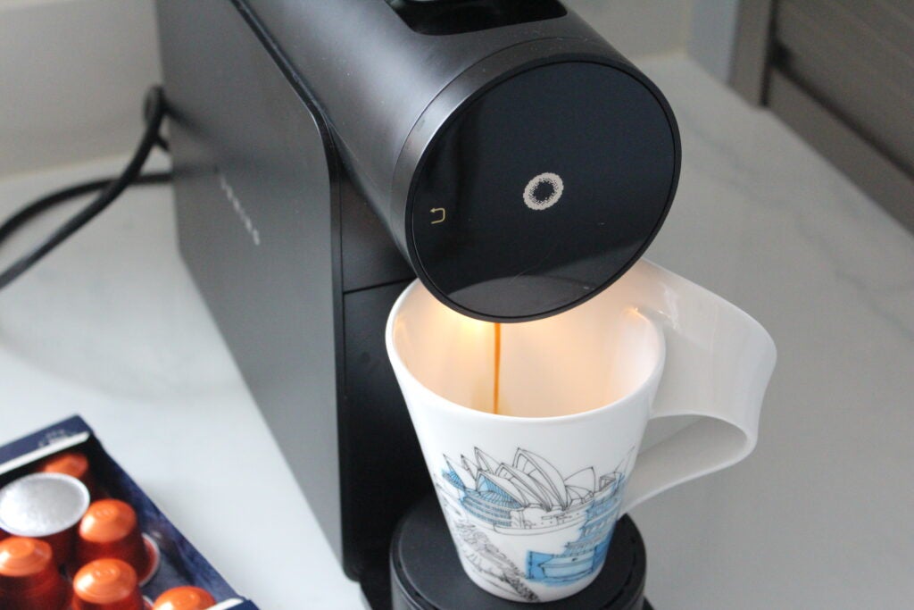 Die Morning Machine Kaffeemaschine füllt eine Tasse