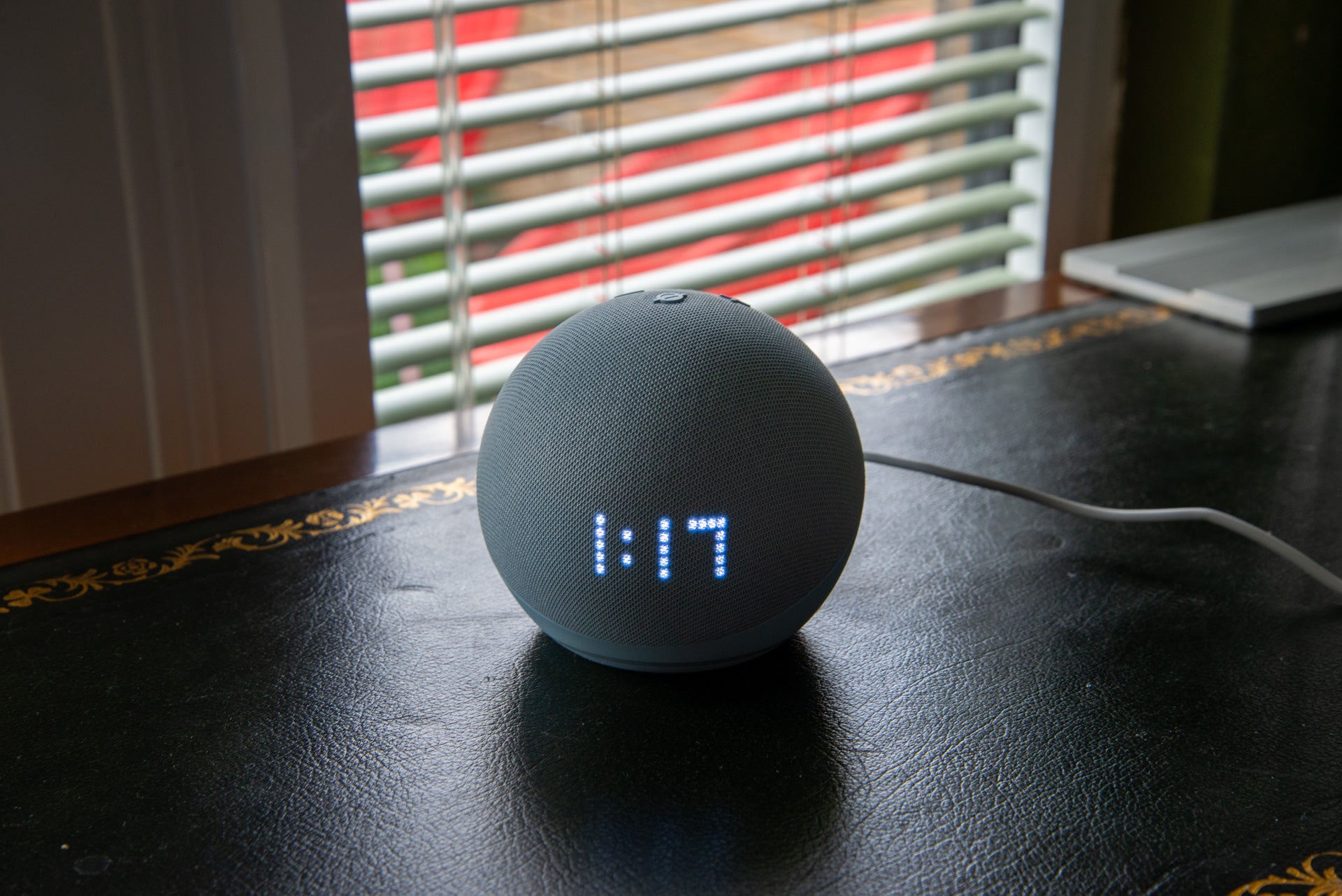 Amazon Echo Dot mit Clock (5. Generation) Held