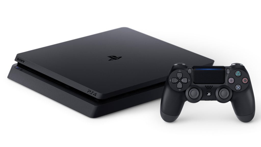 Schwarze PS4 steht auf weißem Hintergrund mit dem Controller daneben