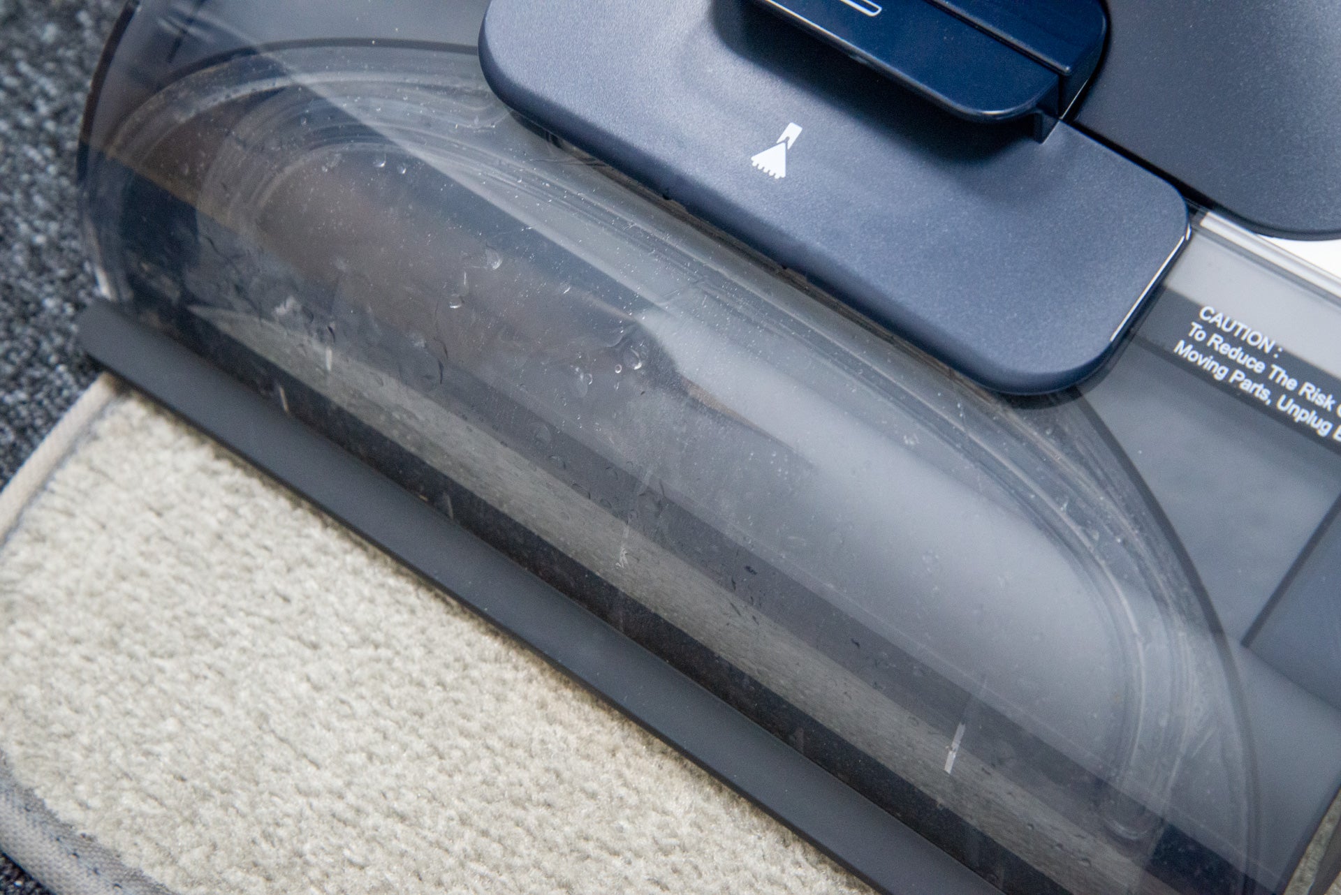Der Tineco Carpet One Pro saugt Schmutz auf