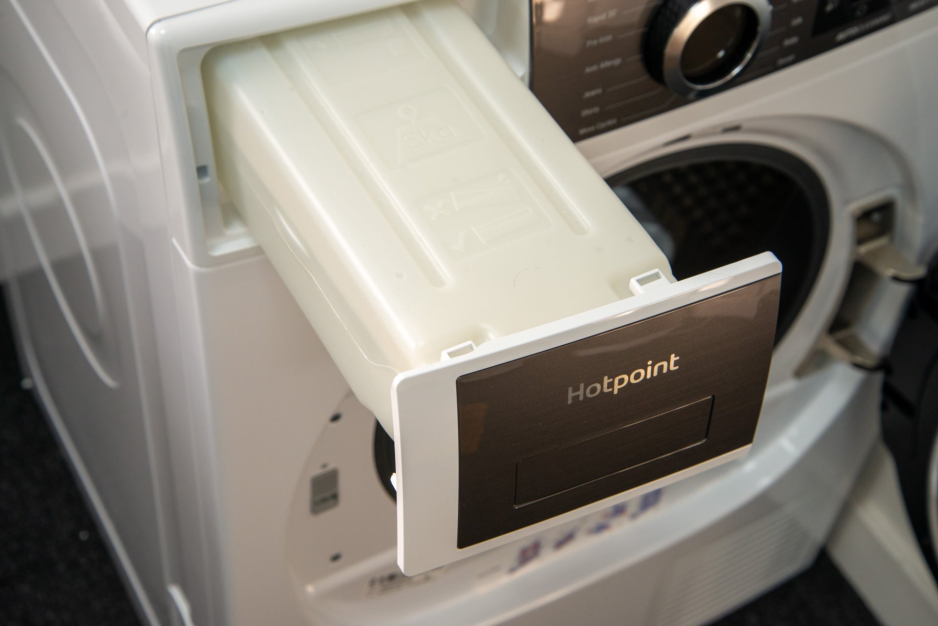 Der Wasserbehälter des Hotpoint H8 D93WB UK