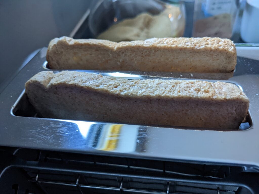 Brotscheiben, die aus dem 4-Scheiben-Toaster der Cuisinart Signature Collection hervorragen