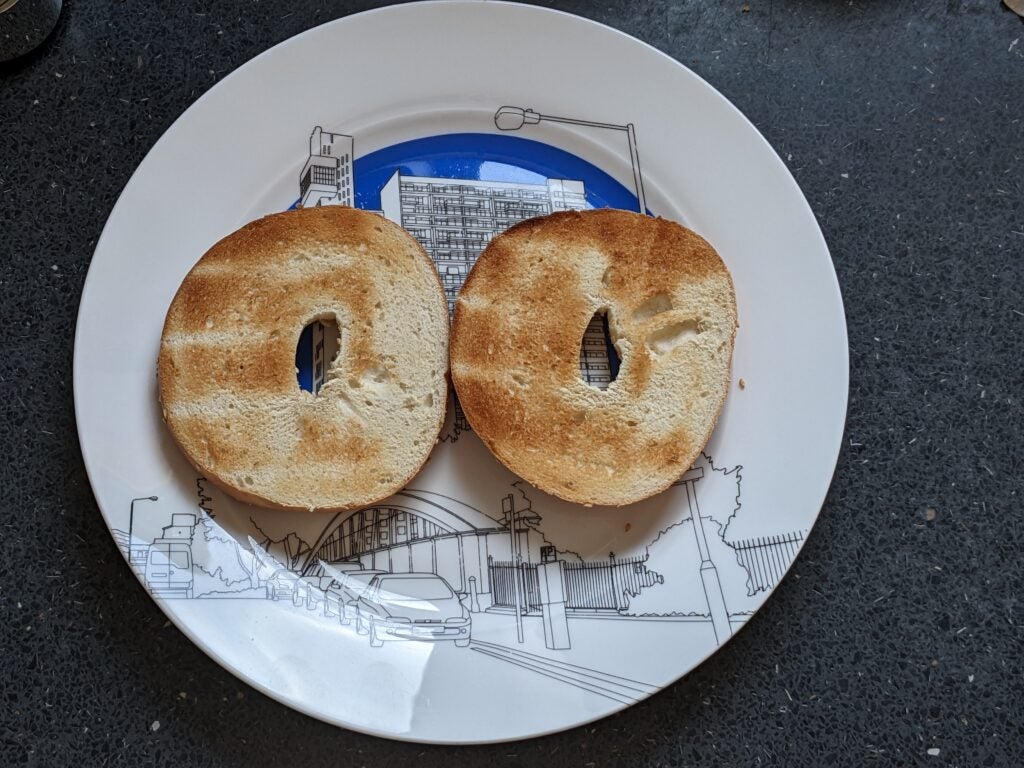 Ein gebräunter Bagel, halbiert und mit dem Cuisinart Signature Collection 4-Scheiben-Toaster geröstet