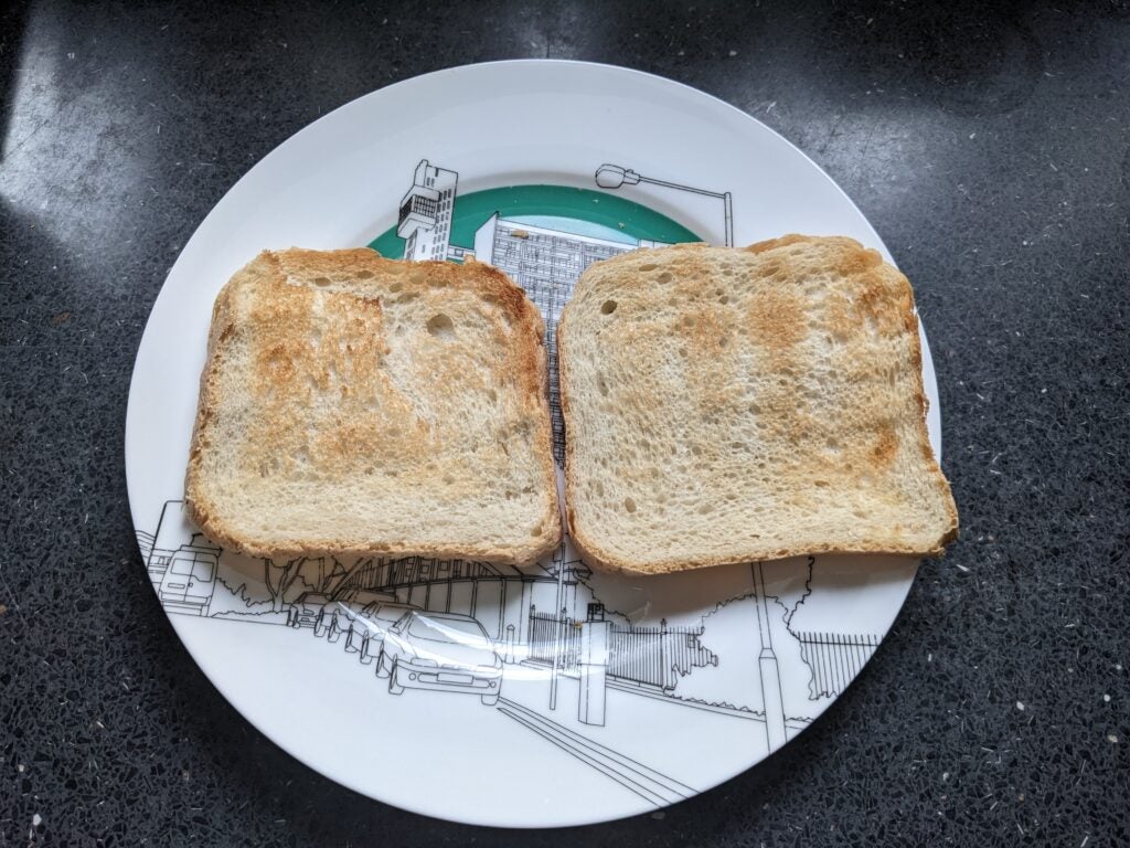 Zwei Scheiben Brot, sanft gebräunt mit dem Cuisinart Signature Collection 4-Scheiben-Toaster