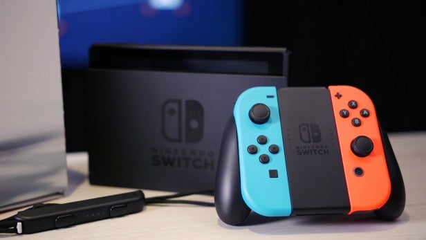 Nintendo Switch-Konsole in Blau und Rot