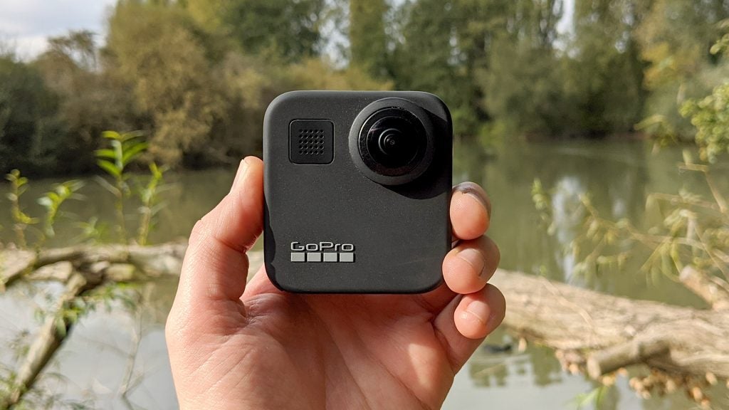 Eine graue GoPro Max-Kamera in der Hand