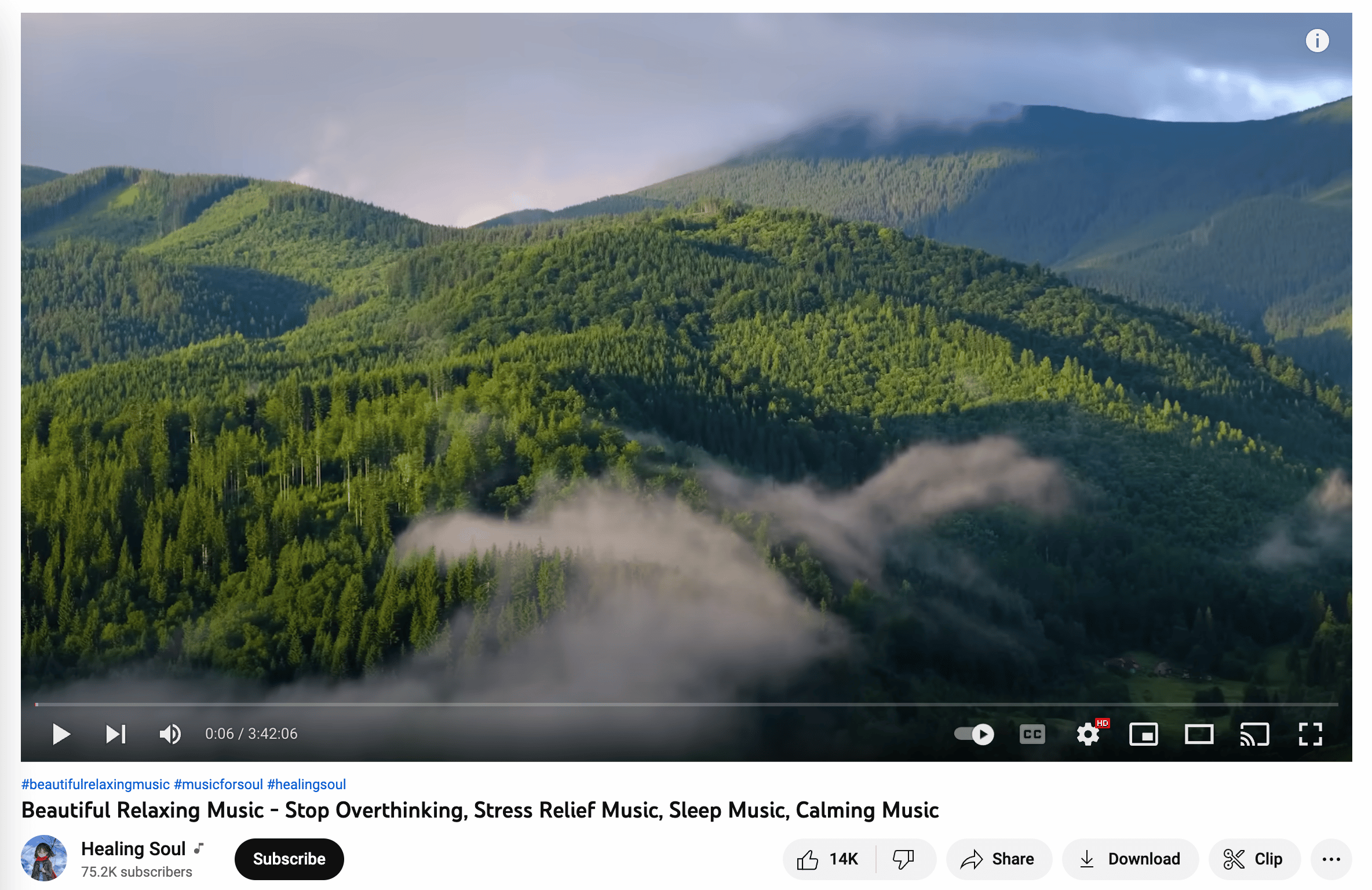 Heilendes Seelen-Meditationsvideo, das einen bewölkten grünen Berggipfel zeigt