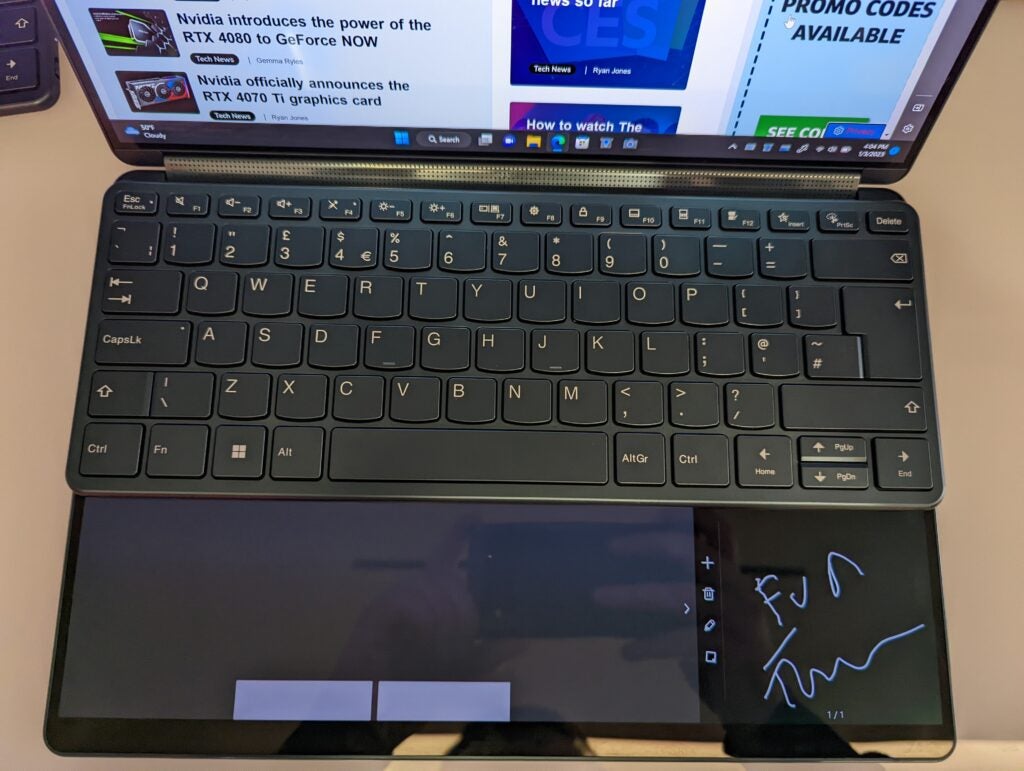 Die Bluetooth-Tastatur auf dem unteren Bildschirm