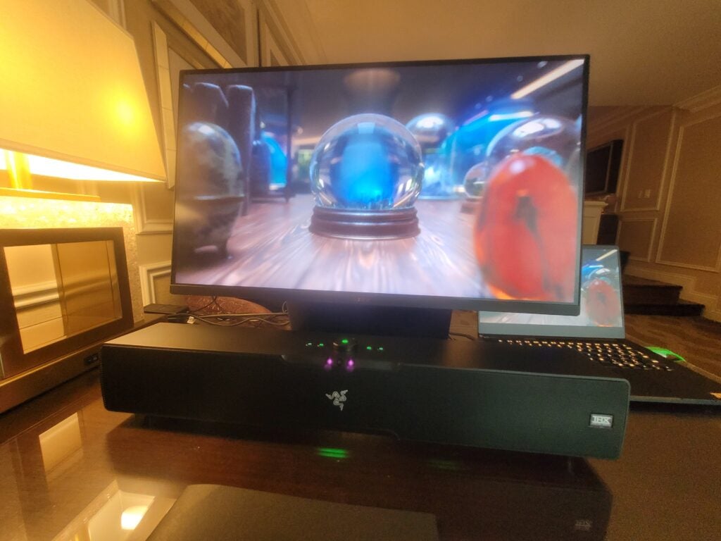 Das Razer Leviathan V2 Pro während einer THX-Demo mit 3D-Sound.