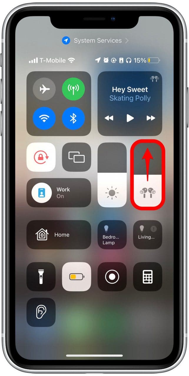 Der Lautstärkeregler zeigt ein AirPods-Symbol an, wenn Ihre AirPods verbunden sind.  Sie können die Lautstärke auf diesem Bildschirm nach oben oder unten schieben.