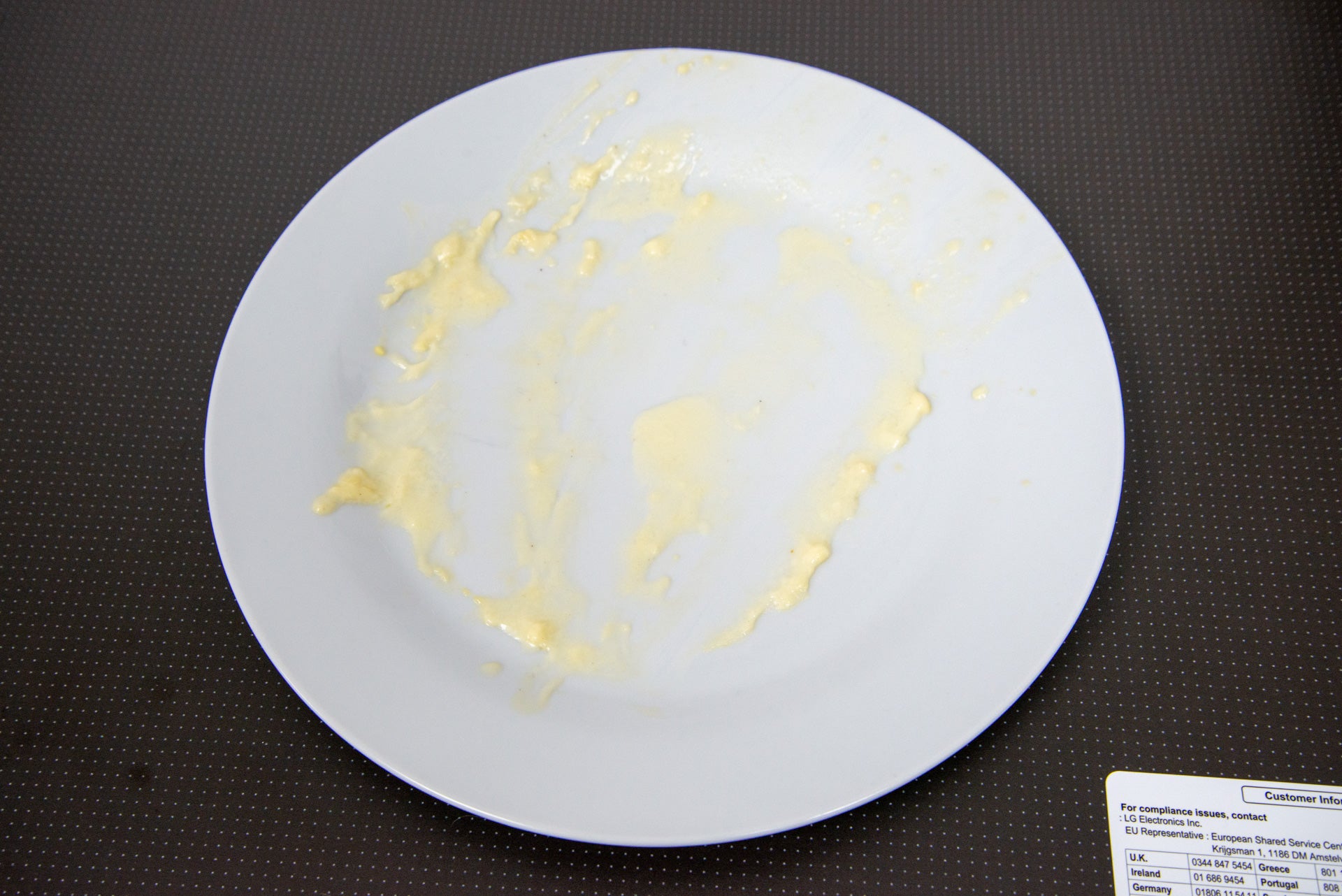 LG TrueSteam QuadWash DF455HMS Freistehender Geschirrspüler Schmutzige Platte mit Makkaroni und Käse